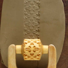 Load image into Gallery viewer, MKM Medium Handle Roller Leaf Qilt Block RM-009