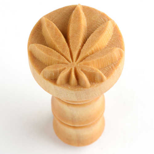 MKM Medium Round Stamp Hemp Leaf SCM-058